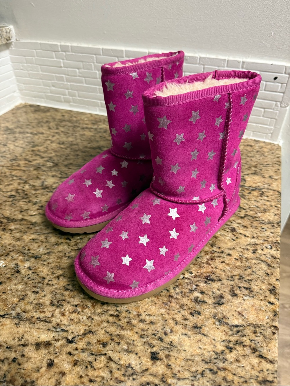 UGG CLASSIC SHORT II STARS FUSHIA BOOTS KIDS GRADESCHOOL GS SIZE 4Y USED